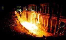 Foto: Vista nocturna del Teatro